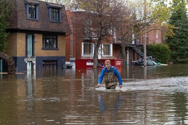 Au Québec, quelque 150 villes sont touchées et des milliers de personnes ont évacué leurs résidences inondées.