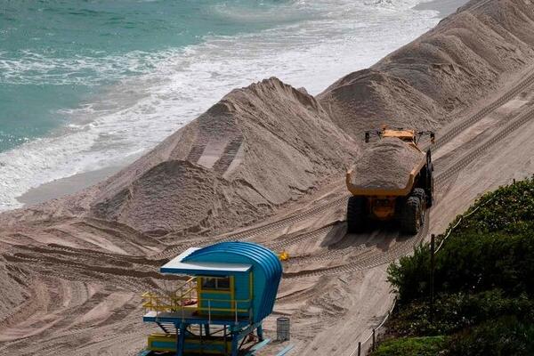 Pour lutter contre l’érosion de la plage, des tonnes de sable déversées à Miami Beach