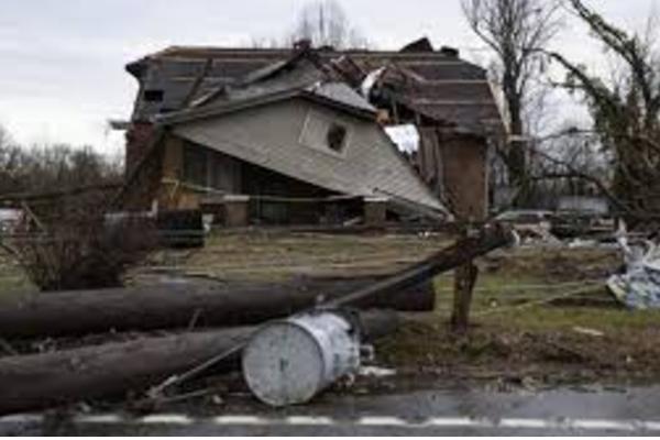 Maisons détruites, arbres arrachés, véhicules renversés…