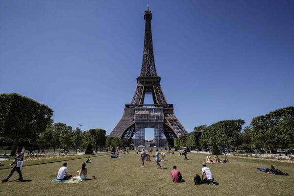 Après neuf mois de fermeture, la Tour Eiffel rouvre au public